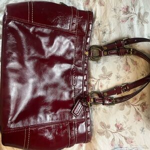 Coach N°F0773-11500 Classic Collection Gallery Laced Maroon Patent Leather Bag